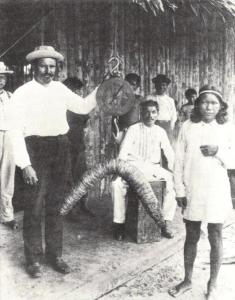 Pesa de caucho en La Chorrera. Richard Collier, The river that God forgot, Nueva York, E. P. Dutton & Co., 1968. Biblioteca Luis Ángel Arango.