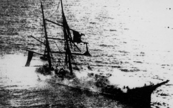 La fragata Lautaro se incendia en el Pacifico.