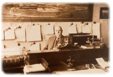 Humberstone en su oficina de Agua Santa