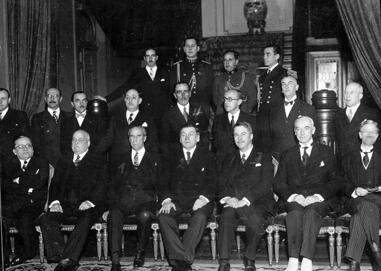 Juan Domingo Perón junto al Presidente de Chile Arturo Alessandri Palma y su gabinete